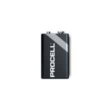 Mörkgrått 9V-batteri med silverfärgade terminaler på ovansidan och ett diagonalt silvermönster på framsidan.